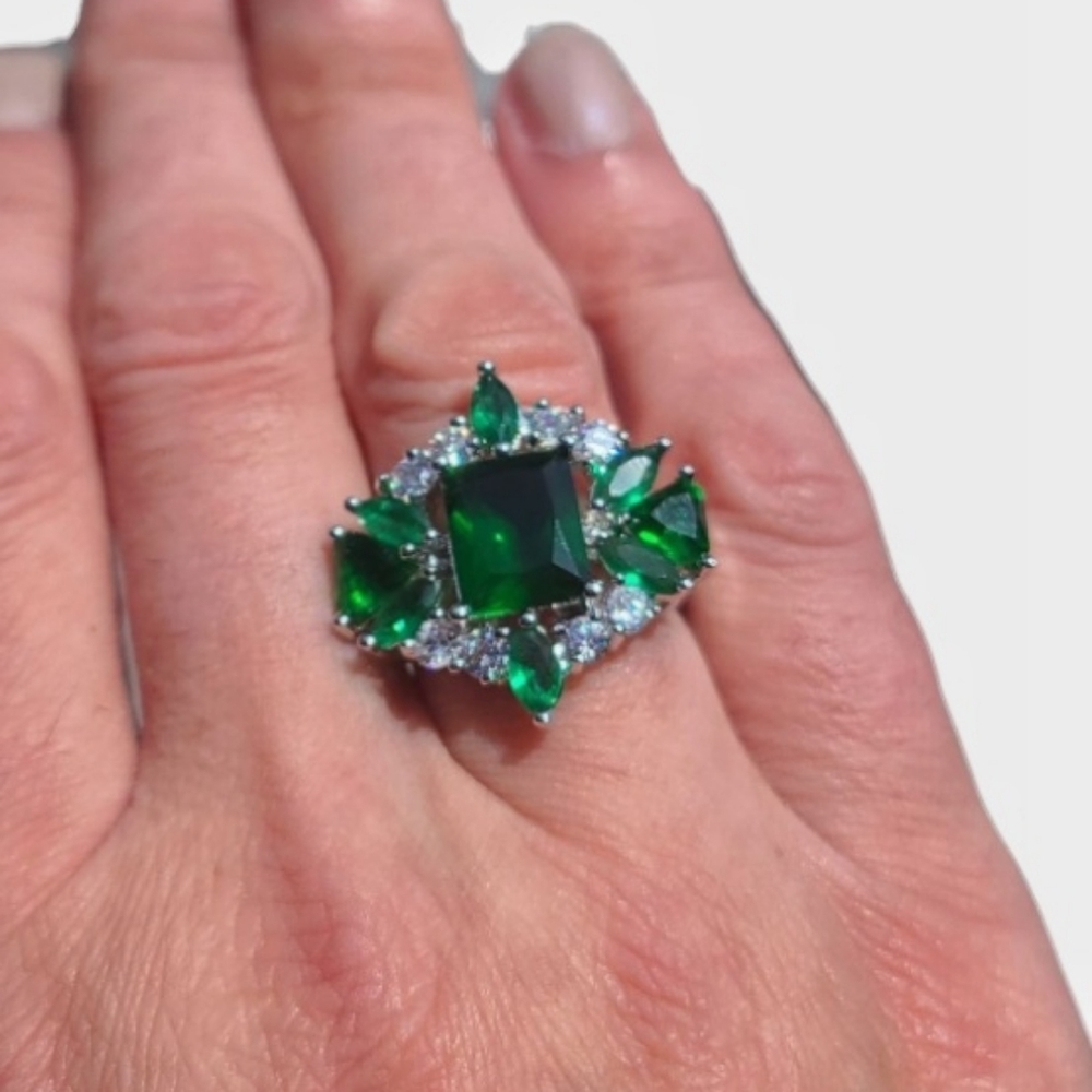 Elegant Emerald Green Sterling  Silver Ring - Picture 3 of 10
